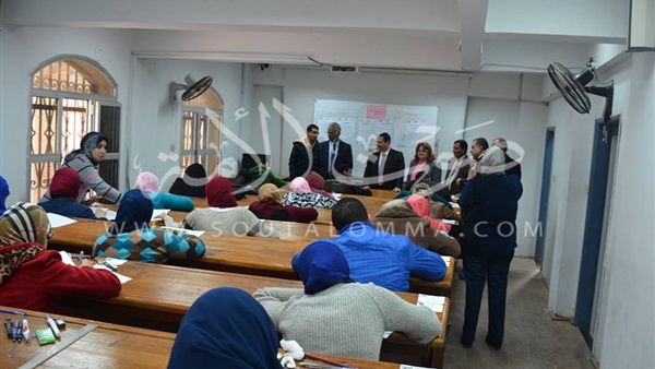 رئيس جامعة بورسعيد يتفقد لجان امتحانات الطب البشري (صور)