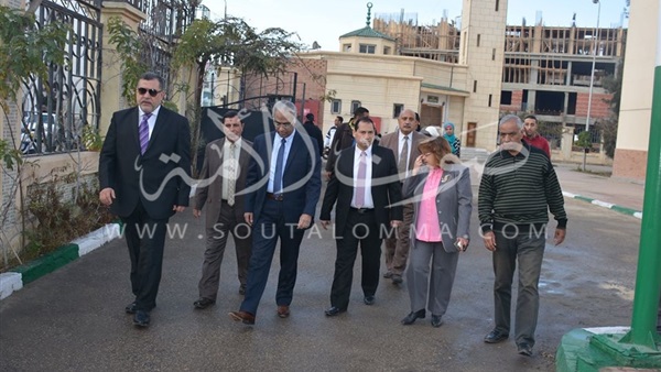 رئيس جامعة بورسعيد يتفقد أعمال البناء بالمستشفى الجامعي (صور)