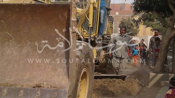 ‏تسوية الطرق وإزالة التربة الطينية من شوارع قرى القوصية