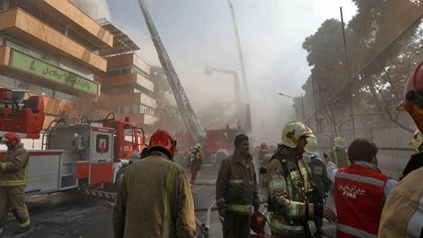 انتشال 4 جثث من تحت حطام المركز التجاري المنهار بطهران