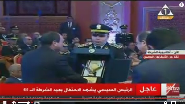 وزير الداخلية يقدم هدية تذكارية للرئيس السيسي (صور)