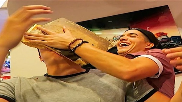 هجوم بكعكة على وجه سياسي ألماني