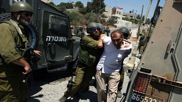 الاحتلال يعتقل 12 فلسطينيا من الضفة الغربية الاحتلال يعتقل 12 فلسطينيا من الضفة الغربية