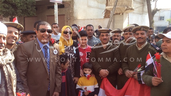 «نساء قنا» توزع الحلوى على رجال الشرطة في عيدهم