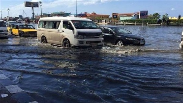 أمطار غزيرة تضرب شوارع دمياط