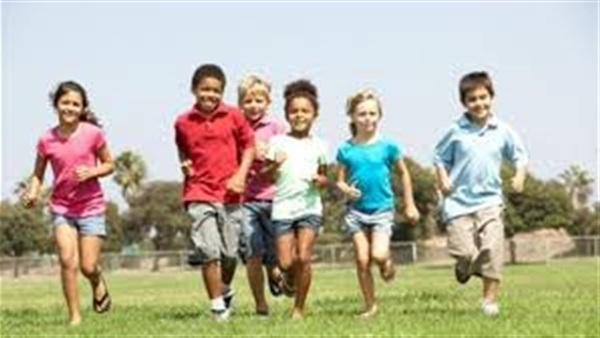 مدرسة بريطانية تشجع تلاميذها على الجري مسافة ميل يوميا لمكافحة بدانة الأطفال