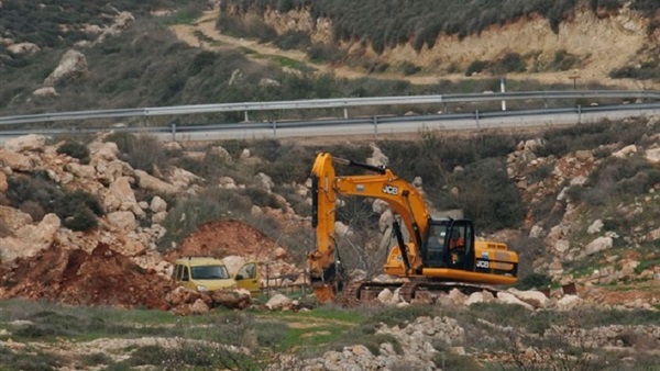 الاحتلال يجرّف مئات أشجار الزيتون بالخليل 