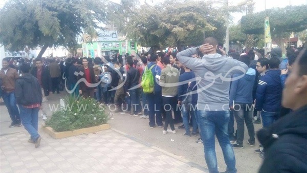 «ثورة شبابية» بمعرض الكتاب للحصول على توقيع «أحمد يونس» (صور) «ثورة شبابية» بمعرض الكتاب للحصول على توقيع «أحمد يونس» (صور)