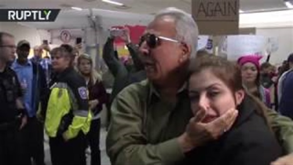 مظاهرات في مطارات أمريكية ضد قرارات ترمب بشأن المسلمين (فيديو)