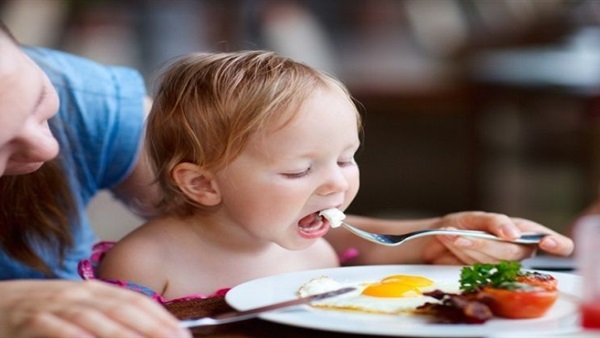 متى يبدأ طفلك في تناول الطعام؟