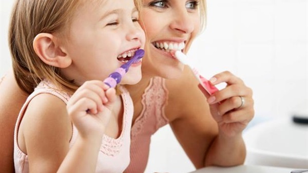 أشهر 5 معلومات خاطئة عن تنظيف الأسنان