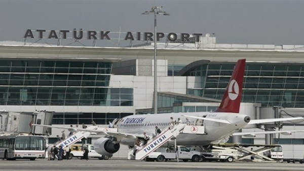 اصطدام طائرة ركاب بعمود إنارة في مطار "آتاتورك" باسطنبول