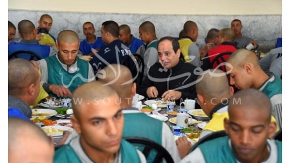 السيسي يتناول وجبة الإفطار مع طلبة الكلية الحربية (صورة) السيسي يتناول وجبة الإفطار مع طلبة الكلية الحربية (صورة)