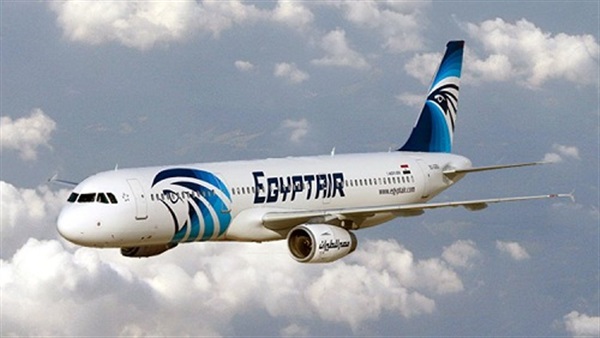 جماهير المنتخب تغادر مطار القاهرة إلى الجابون بهتافات وأعلام مصر