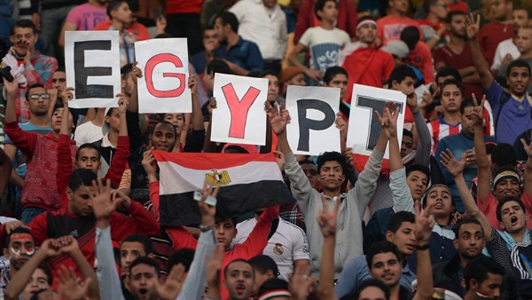 استعداد الجماهير لمشاهدة مباراة منتخب مصر أمام الكاميرون (فيديو)