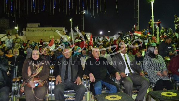 محافظ السويس يتابع مباراة مصر والكاميرون (صور)