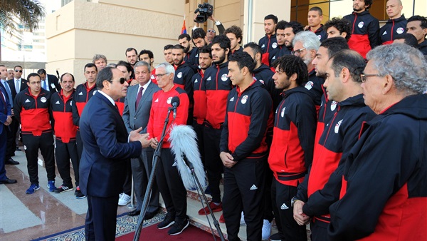 السيسي يصافح لاعبي المنتخب المصري (فيديو وصور)