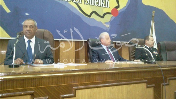 بالفيديو.. شاب يصوب على هدفين في اتجاهين معاكسين