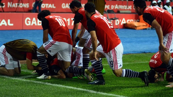 رغم الخسارة.. مصر تحتل صدارة إفريقيا والعرب بتصنيف «فيفا» رغم الخسارة.. مصر تحتل صدارة إفريقيا والعرب بتصنيف «فيفا»