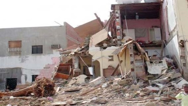 انهيار واجهة عقارين في الإسكندرية.. والحي يخلي السكان انهيار واجهة عقارين في الإسكندرية.. والحي يخلي السكان