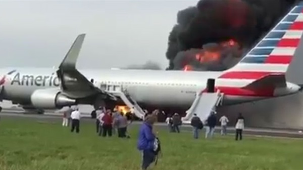 اشتعال النيران في طائرة بمطار جون كينيدي بأمريكا