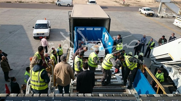 مصر للطيران تنجح في نقل حالة مرضية وزنها 500 كيلو للعلاج بالهند