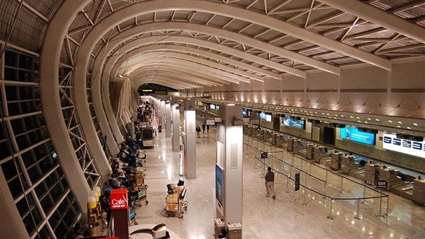 لحظة وصول «إيمان عبدالعاطي» مطار مومباي بالهند (فيديو)