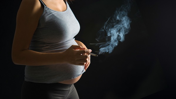 تدخين الحامل يعرض جنينها لمشكلات في السمع