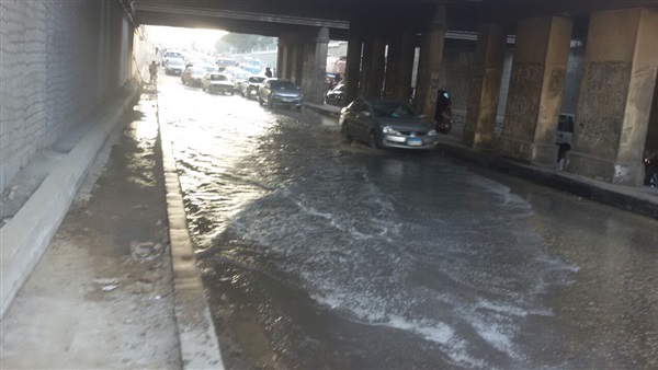 شلل مروري بعد كسر ماسورة مياه أعلى نفق الجولف