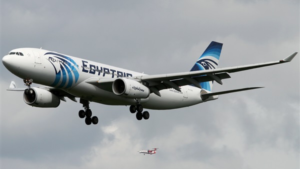 هبوط طائرة مصر للطيران اضطراريا بسبب «طائر»
