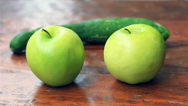 5 أطعمة تساعدك على التخلص من الدهون المشبعة.. الخيار والتفاح أهمهم
