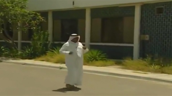 "غُراب" يهاجم "إماراتي" يوميا إنتقاما لقتله فراخه "غُراب" يهاجم "إماراتي" يوميا إنتقاما لقتله فراخه