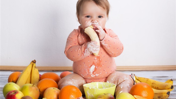 دراسة: السماح للأطفال باللعب بطعامهم يشجعهم على أكل صحي