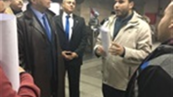 في زيارة مفاجئة.. وزير النقل يتفقد محطة مترو السادات (صور)