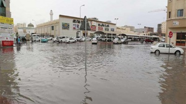 امطار غزيرة وفيضانات تعيق الحركة في قطر والسعودية