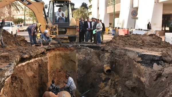محافظ أسيوط يتفقد أعمال إصلاح ماسورة مياه رئيسية (صور)