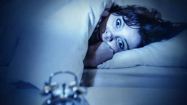 10  أطعمة تجنب تناولها  قبل النوم ..  أغربهم الشيكولاتة  والبيتزا  والمفاجأة النعناع يسبب الأرق