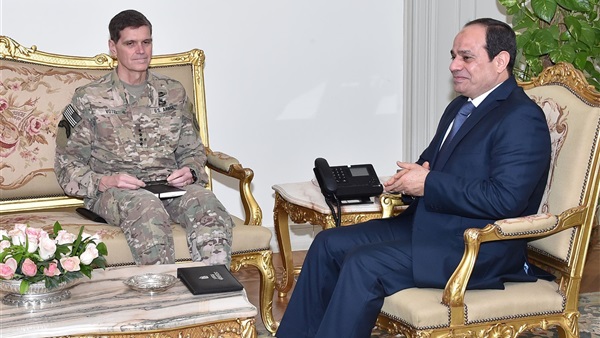 السيسي لقائد «المركزية الأمريكية»: علينا زيادة التنسيق لمواجهة الإرهاب السيسي لقائد «المركزية الأمريكية»: علينا زيادة التنسيق لمواجهة الإرهاب