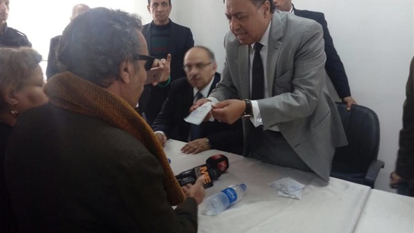 وزير الصحة يوزع كروت طبية للوافدين من سيناء للعلاج بالمجان