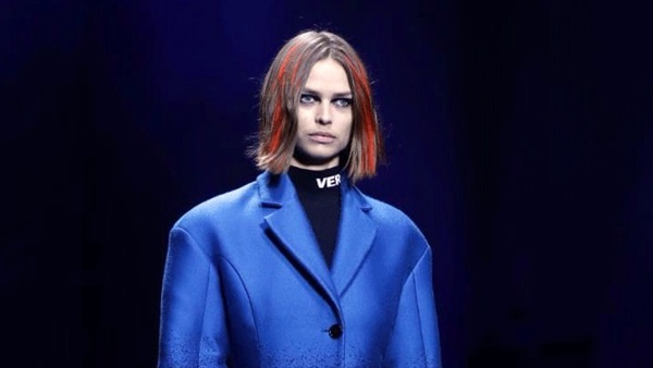 Versace  تدعو إلى المساواة والوحدة في تصميماتها في أسبوع الموضة بميلان