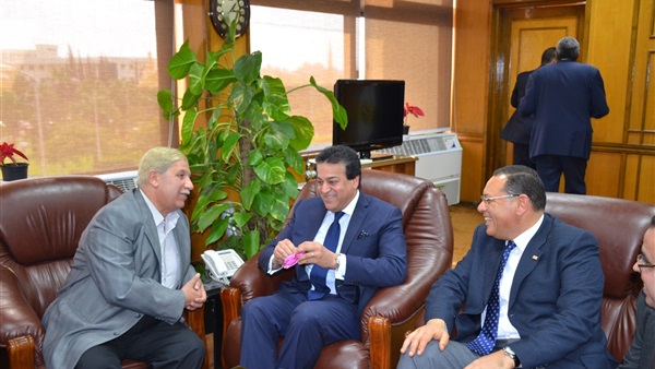  وزير التعليم العالي يزور الأسر القبطية القادمة من سيناء (بالصور)