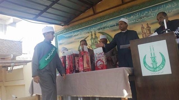 تكريم حفظة القرآن بمعهد فتيات البياضية في الأقصر (صور)
