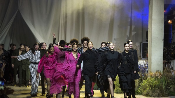 H&M تبعث برسالة حب فى تصميماتها بأسبوع الموضة بباريس