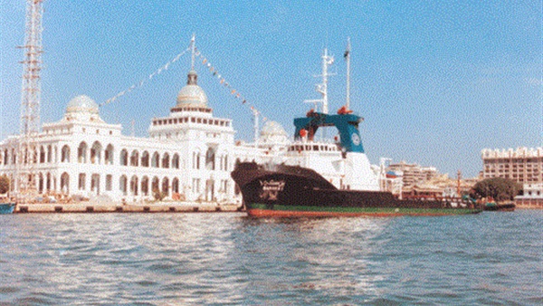 عبور 42 سفينة المجرى الملاحي لقناة السويس