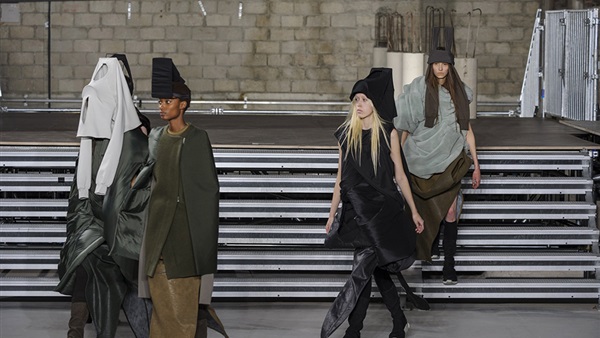بالصور Rick Owens يقدم تصميمات الكائنات الفضائية بأسبوع الموضة بباريس بالصور Rick Owens يقدم تصميمات الكائنات الفضائية بأسبوع الموضة بباريس