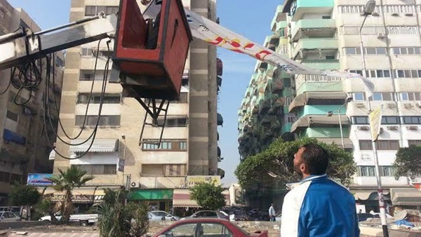 بالصور.. إزالة «الدعاية الإنتخابية» من شوارع بورسعيد