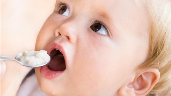 أشهر الأخطاء القاتلة أثناء تغذية الرضع 