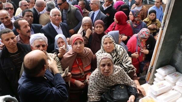 بالصور.. محافظ القاهرة في طابور المواطنين أمام إحدى سيارات توزيع السلع الغذائية