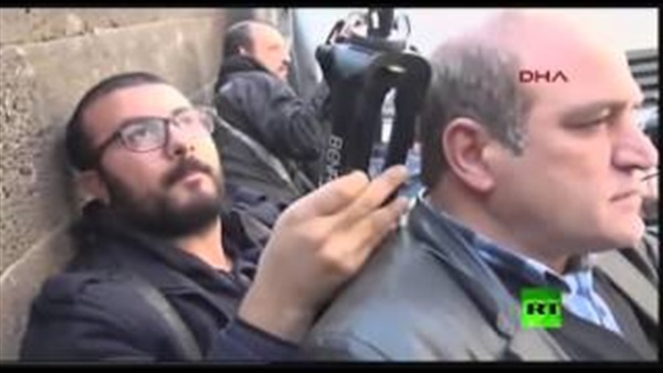 بالفيديو: لحظة إغتيال محام معارض لأردوغان أمام كاميرات الصحفيين