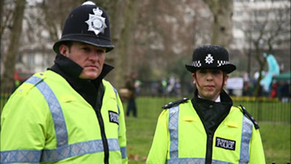 الشرطة البريطانية تكثف بحثها عن رجل حاول إحراق مسجد بلندن